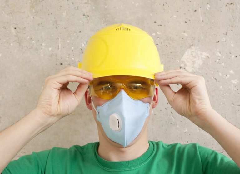 Worker wearing a protective wear